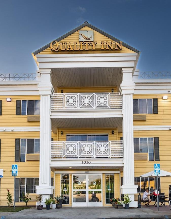 Quality Inn & Suites Tulare Kültér fotó